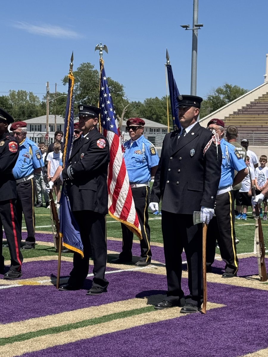 GIFireDept's tweet image. Shoutout to GIFD Firefighter Jared Stutzman & Capt. Justin Ferris for representing at the YMCA youth football closing ceremony alongside GIPD.
🇺🇸 #HonorGuard #GrandIsland #GIFD #GIPD