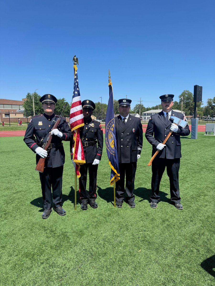 GIFireDept's tweet image. Shoutout to GIFD Firefighter Jared Stutzman & Capt. Justin Ferris for representing at the YMCA youth football closing ceremony alongside GIPD.
🇺🇸 #HonorGuard #GrandIsland #GIFD #GIPD