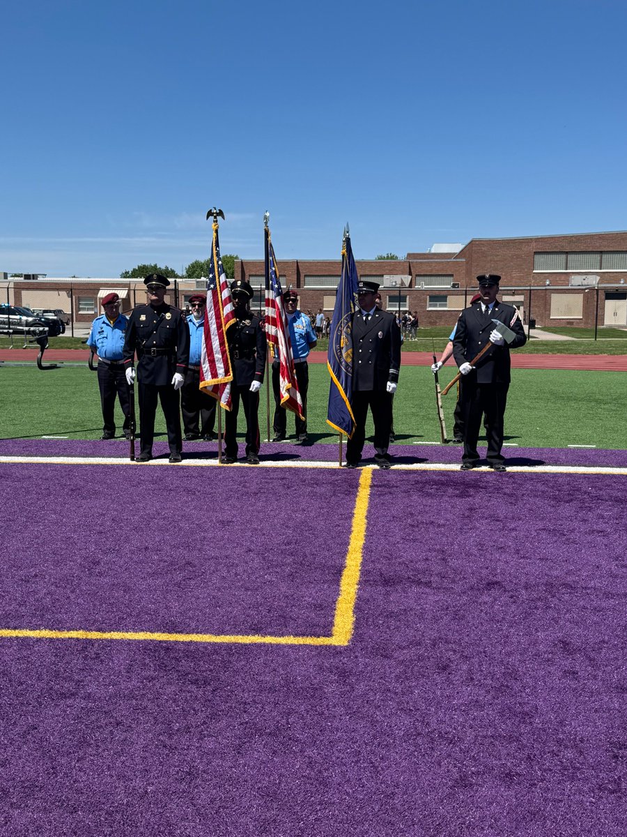 GIFireDept's tweet image. Shoutout to GIFD Firefighter Jared Stutzman & Capt. Justin Ferris for representing at the YMCA youth football closing ceremony alongside GIPD.
🇺🇸 #HonorGuard #GrandIsland #GIFD #GIPD