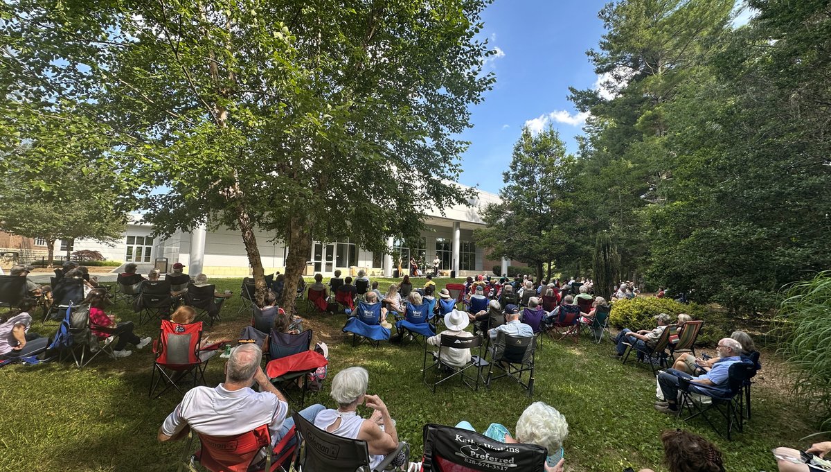 BlueRidgeCC's tweet image. This summer, a favorite local summer music series returns to Blue Ridge Community College through four public ‘Music by the Lake’ performances on June 22, July 27, August 10, and August 17.
More: blueridge.edu/2025/05/27/blu…
#EducationElevated #WNC #MusicByTheLake #WNCmusic