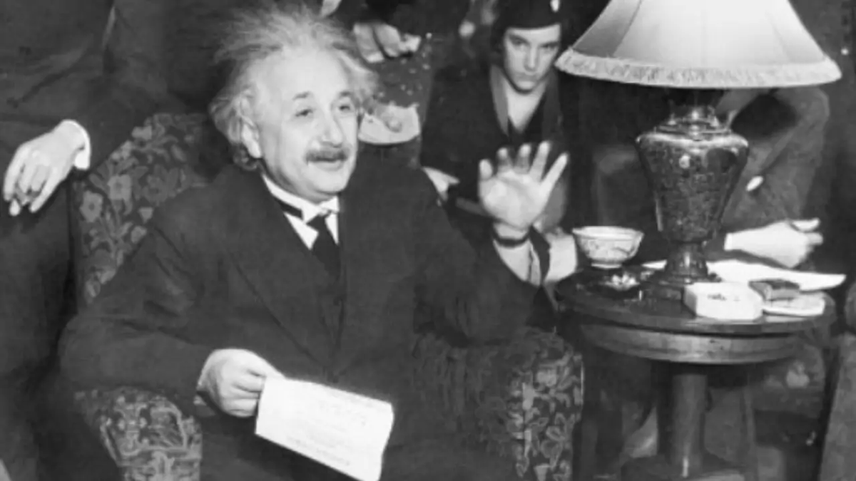 GZapiola's tweet photo. Albert Einstein, sobre su forma de ver la vida y ser feliz: "Prefiero ser optimista y tonto que pesimista y estar en lo correcto" https://t.co/a2iZ3dR0DW