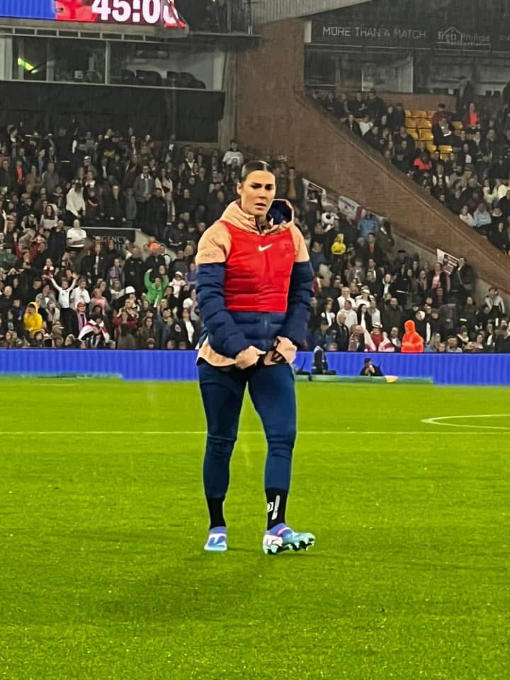 DaniRascal37's tweet image. Who would have thought this would be my last time
Seeing you play for our country! I always looked forward coming to the lioness games to see you @MaryEarps21457  now it wont be the same seeing my fave player in goal our Queen of stops always no.1 🦁 🏴󠁧󠁢󠁥󠁮󠁧󠁿 goodluck in your future👊🏼