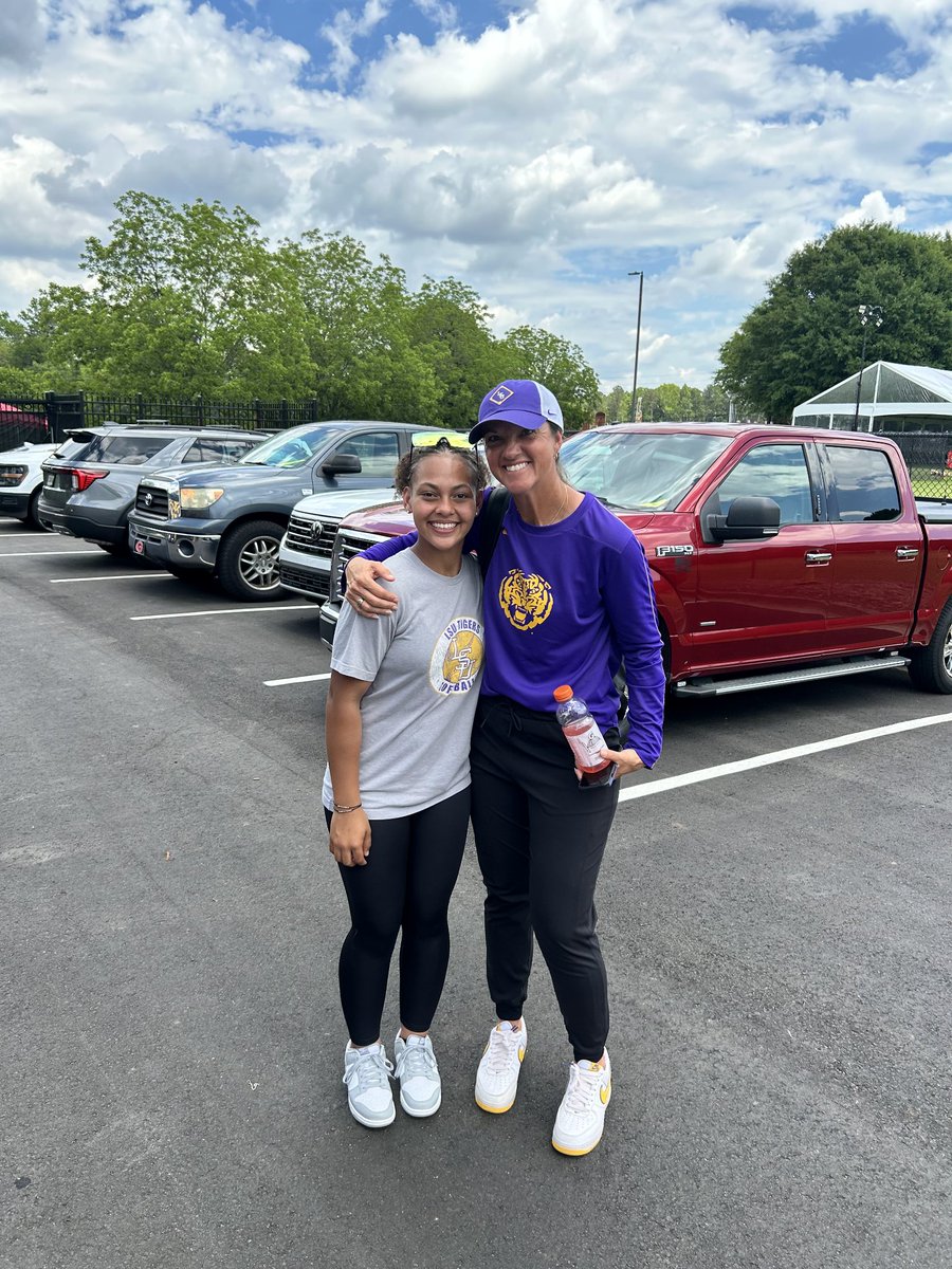 Notez33's tweet image. Had to get a Pic with her Favorite Coach