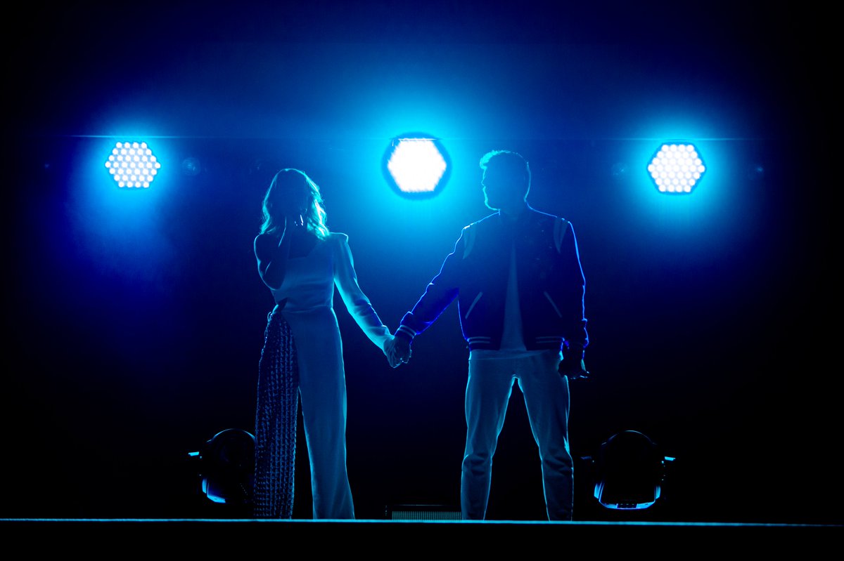 𝘞𝘪𝘫 𝘭𝘢𝘵𝘦𝘯 𝘦𝘦𝘯 𝘭𝘪𝘤𝘩𝘵𝘫𝘦 𝘣𝘳𝘢𝘯𝘥𝘦𝘯 🧡

Woorden schieten tekort na dit enorm verdrietige bericht. We wensen Suzan &amp; Freek en al hun naasten heel veel liefde en sterkte.