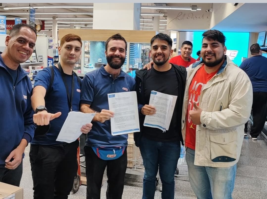 De que se ríen muchachos? A los compañeros no les alcanza la plata, el acuerdo es una vergüenza y encima no lo pagan.  QUE FESTEJAN? @carlosperezsec <a href="/Sergio_OrtizOk/">Sergio Ortiz</a> @oscartedescosec
<a href="/m_migliore/">Mario Migliore</a> @mgonzalezsec @rociotweet @tejeraleandro <a href="/Arturogordill0/">Arturo</a>  <a href="/DanielOveja/">Daniel Ovejero</a> <a href="/gabyfranch77/">El PELA 85 🌶️</a>