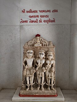 JinDharmaChakra's tweet photo. पाटन (गुजरात) में श्री पंचासरा पार्श्वनाथ  भगवान देरासर में बिराजमान चावड़ा वंश के स्थापक वनराज चावड़ा की १४वी शताब्दी की मूर्ति और उनके गुरु जैन आचार्य श्री शीलगुणसूरिजी की गुरु प्रतिमा l https://t.co/fqNoKEF7Qm