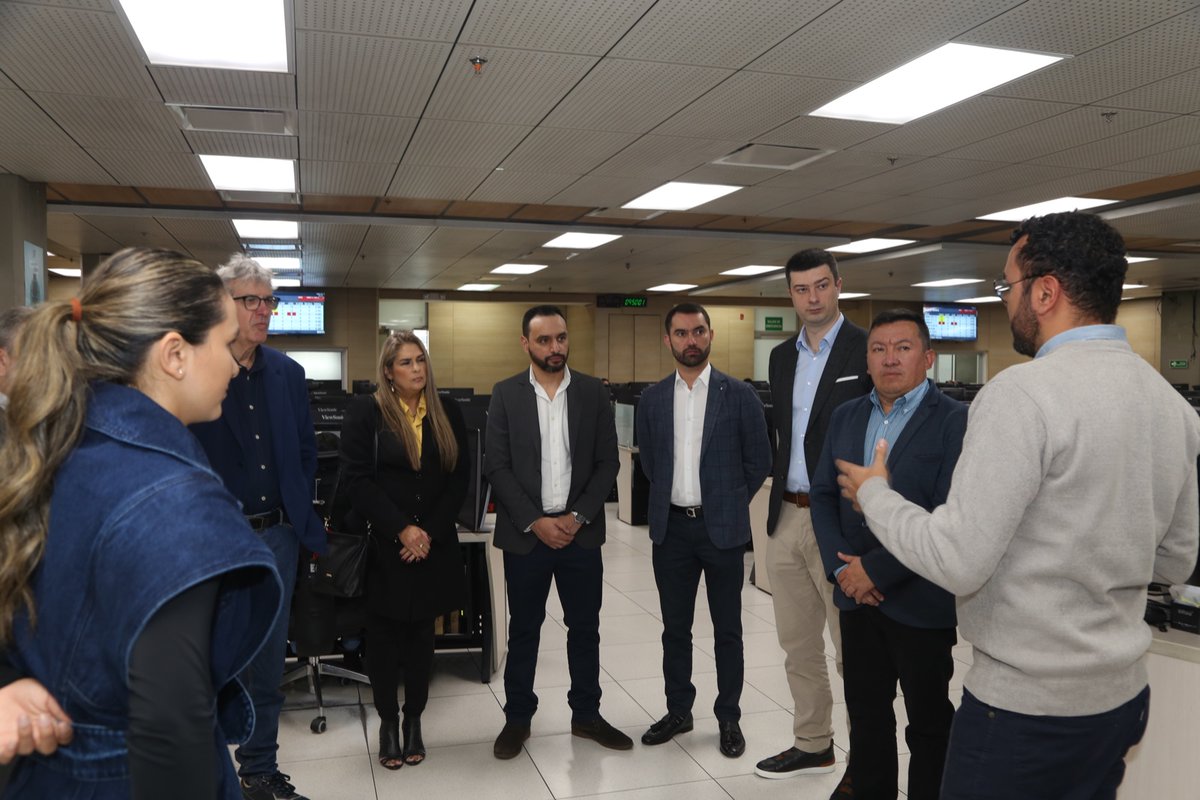 ConsejeriaTIC's tweet photo. #BogotáCapitalDigital abre sus puertas a la cooperación internacional. 🚀
✨ En el marco de #ExpoI, la @ConsejeriaTIC, @BogotaInter_nal, @SeguridadBOG, @IDTBogota y @JBotanicoBogota reciben delegados internacionales de +10 países y aliados nacionales para hablar sobre la apuesta y el desarrollo de ciudades inteligentes.
#AquíSíPasa #BogotáSeConecta
