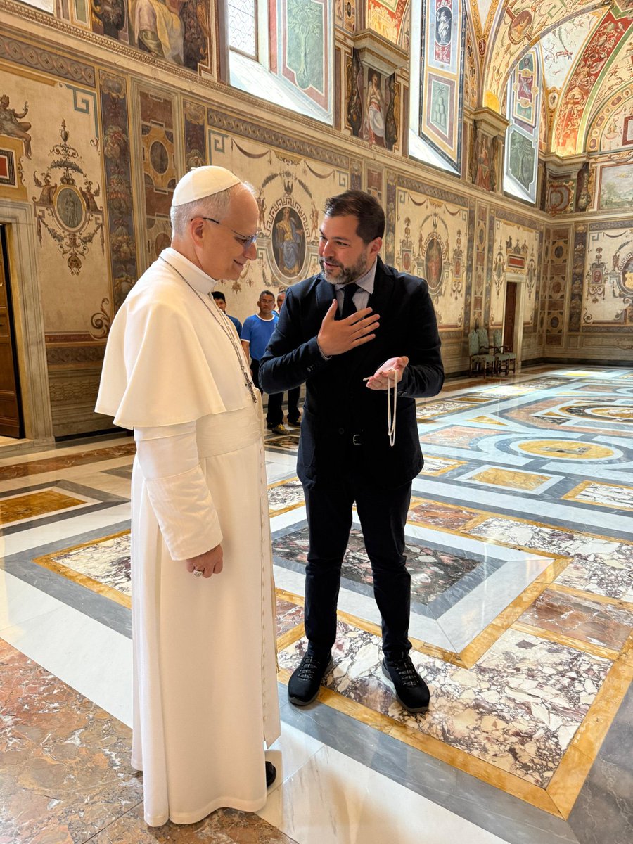 VaticanReportIt's tweet image. Anche nella croce pettorale argentea donata dal Circolo di San Pietro al Papa sono presenti le reliquie di San Leone Magno, Sant’Agostino, San Tommaso da Villanova e del beato Anselmo Polanco, personalità particolarmente cari a Leone XIV. #LeoneXIV