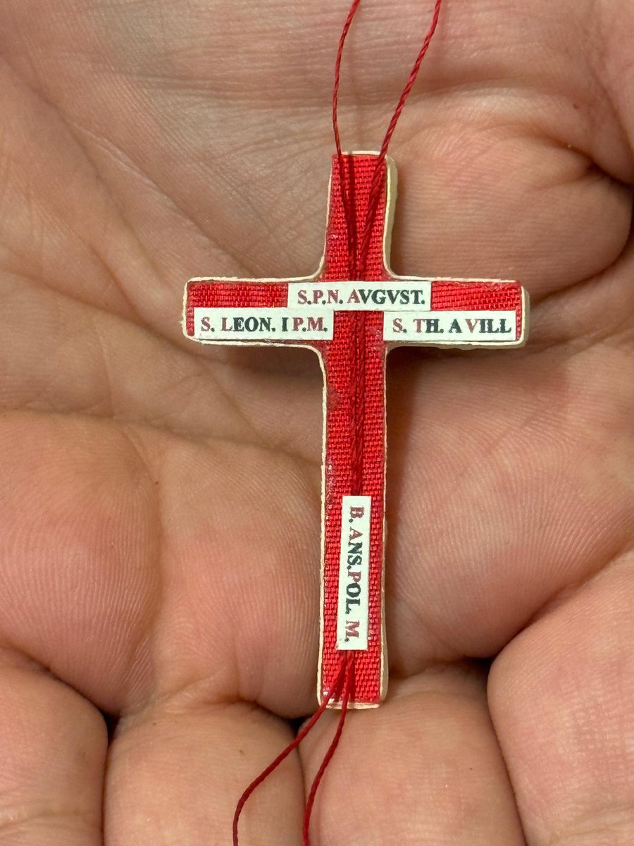 VaticanReportIt's tweet image. Anche nella croce pettorale argentea donata dal Circolo di San Pietro al Papa sono presenti le reliquie di San Leone Magno, Sant’Agostino, San Tommaso da Villanova e del beato Anselmo Polanco, personalità particolarmente cari a Leone XIV. #LeoneXIV