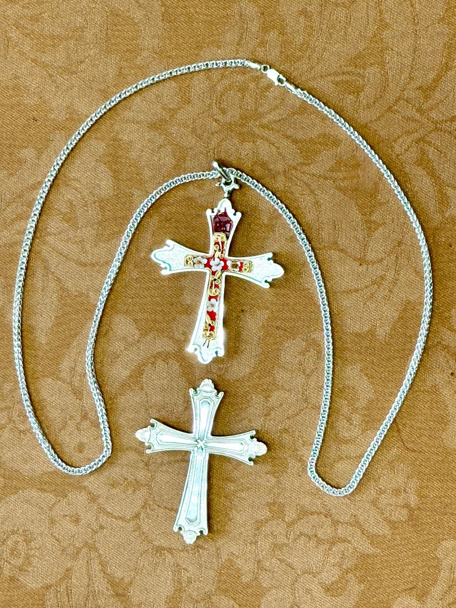 VaticanReportIt's tweet image. The silver pectoral cross donated by the Circle of St. Peter to the Pope also contains relics of St. Leo the Great, St. Augustine, St. Thomas of Villanova, and Blessed Anselmo Polanco, figures particularly dear to Leo XIV. #LeoXIV