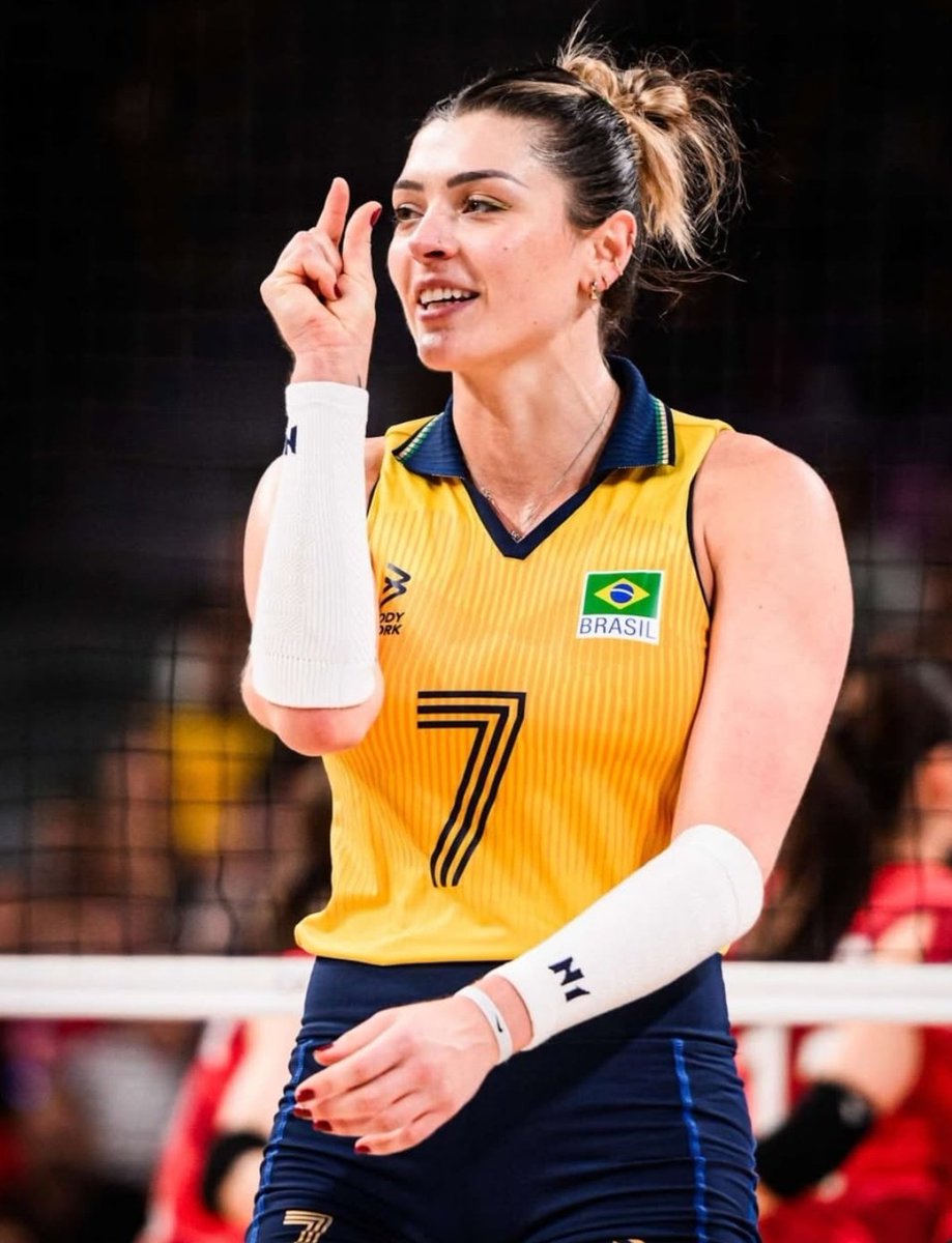 beballzz's tweet image. ✨ I love volleyball girls who wear verde e amarelo ✨