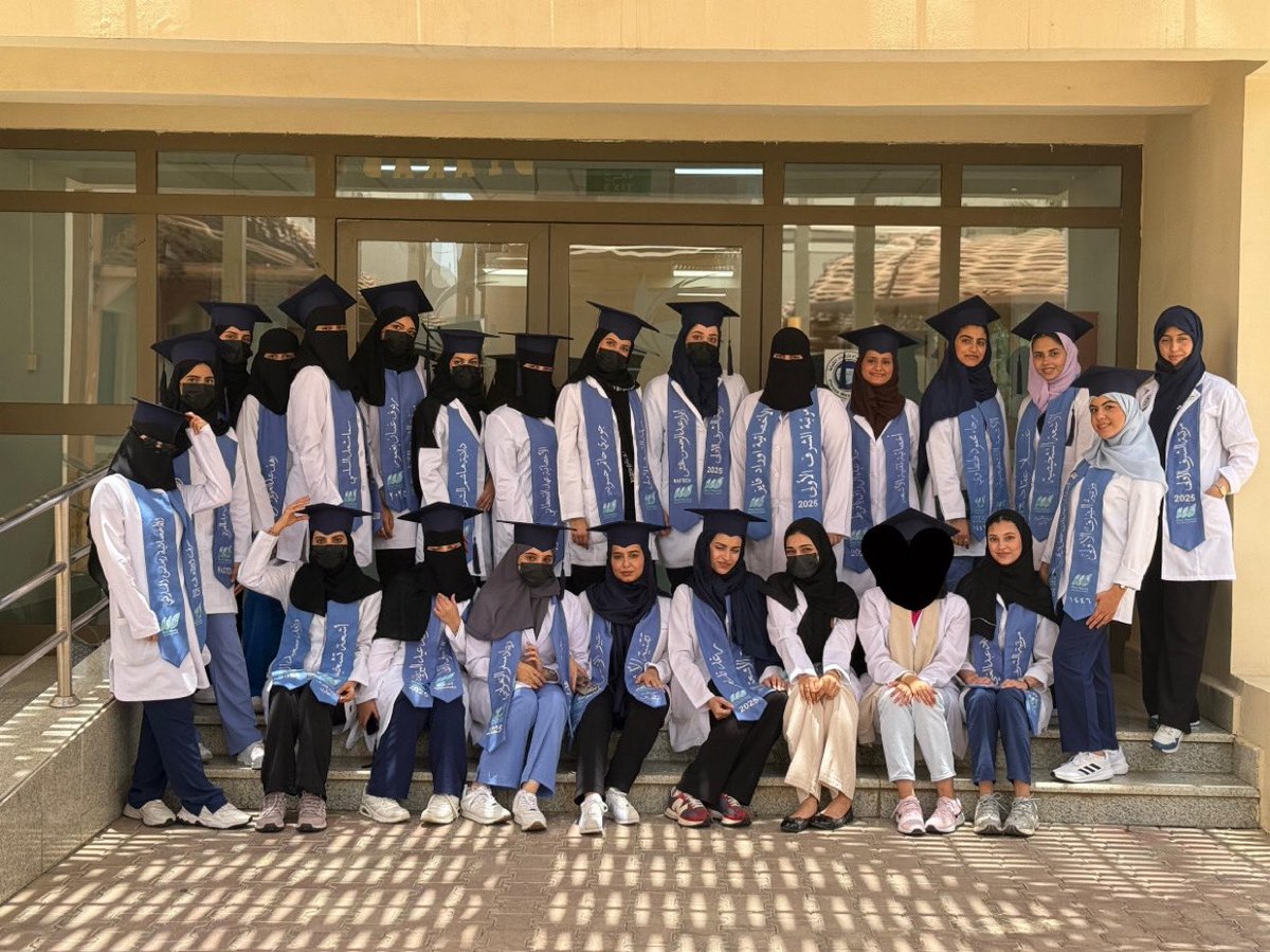 RAD22UJ's tweet photo. 🎓 ٢٦-مايو-٢٠٢٥
نهاية مشوار وبداية طريق جديد بعد سنوات من السهر والتحديات.
تعلمنا دروس من المناهج والحياة، وفخورين باللي أنجزناه.
شكرًا لأهلنا وأصدقائنا ودكاترتنا، تخرجنا ما كان بيكتمل بعد الله بدونكم.
آخر صورة كطلاب، وأول صورة كخريجين.
مبروك دفعة ٢٢، والحمدلله دائمًا وأبدًا 🤍 https://t.co/VhManhMD3g