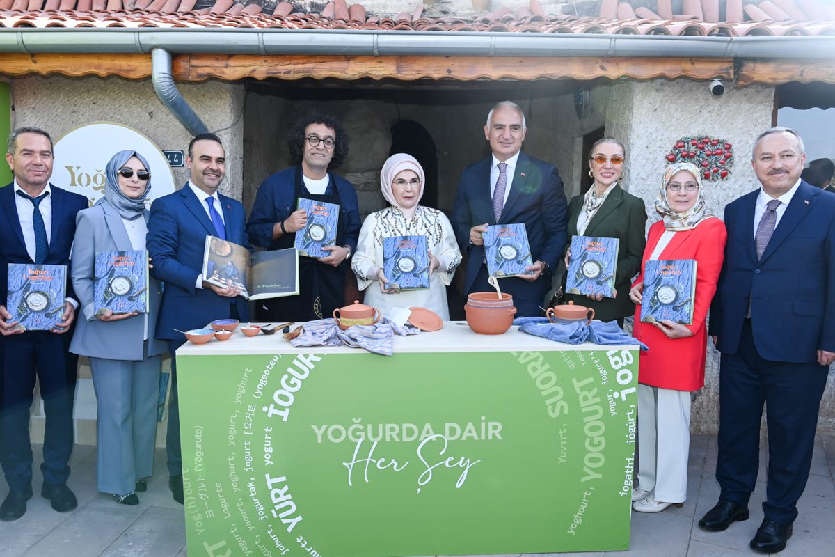 Mehmet Nuri Ersoy (@mehmetnuriersoy) on Twitter photo 📍Kapadokya | #TürkMutfağıHaftası
Binlerce yıllık Anadolu kültürünün bereketiyle yoğrulan, nesiller boyu aktarılan geleneksel lezzetlerimizi bir kez daha dünyaya tanıttığımız Türk Mutfağı Haftası’nı bu yıl Kapadokya’da Sayın <a href="/EmineErdogan/">Emine Erdoğan</a> Hanımefendi’nin teşrifleriyle 📍Kapadokya | #TürkMutfağıHaftası
Binlerce yıllık Anadolu kültürünün bereketiyle yoğrulan, nesiller boyu aktarılan geleneksel lezzetlerimizi bir kez daha dünyaya tanıttığımız Türk Mutfağı Haftası’nı bu yıl Kapadokya’da Sayın <a href="/EmineErdogan/">Emine Erdoğan</a> Hanımefendi’nin teşrifleriyle