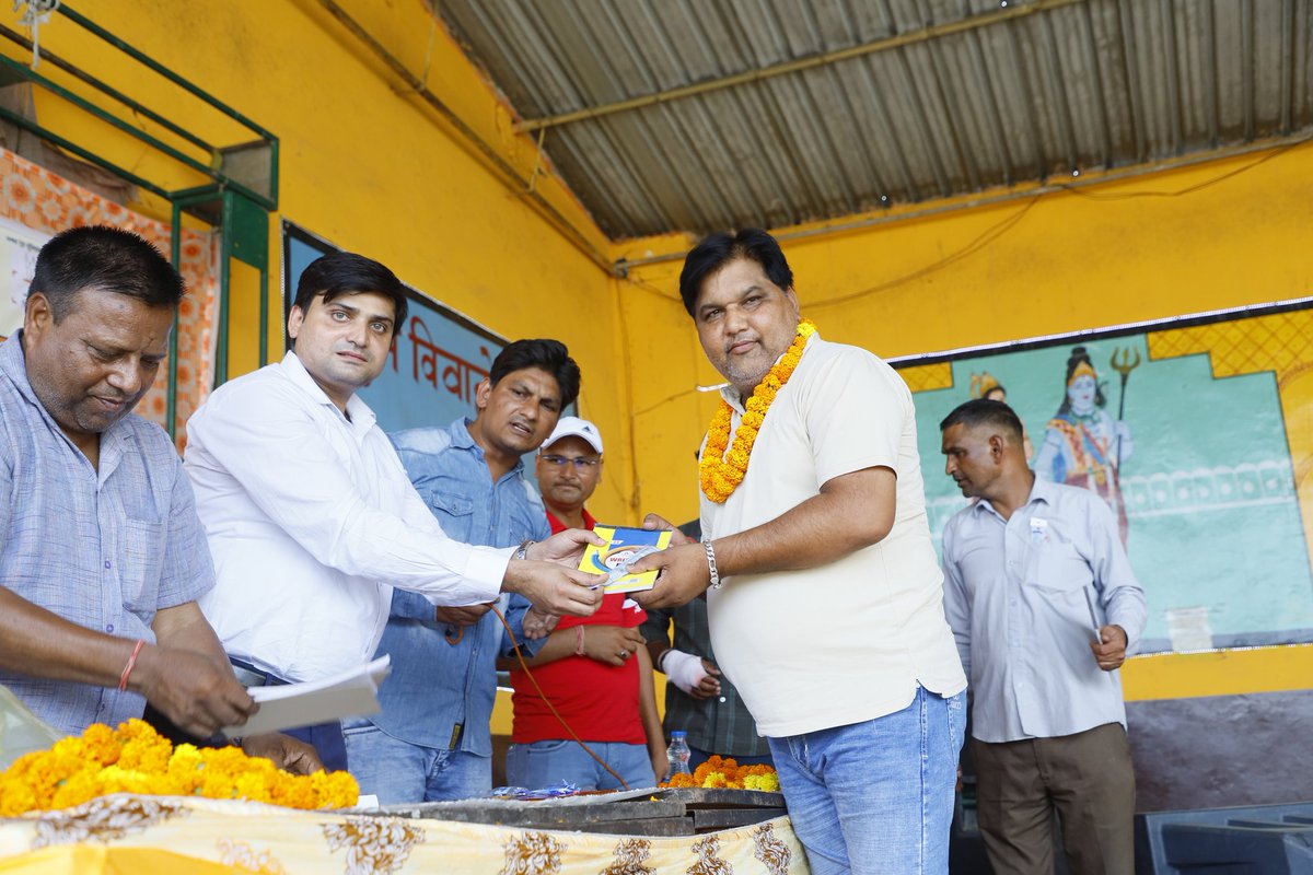 ajay_Chaudhary7's tweet photo. #Meerut परीक्षितगढ़ में UPAJ बैठक सम्पन्न,
द्वारिका फार्म हाउस में आयोजित बैठक में ग्रामीण पत्रकारों के सशक्तिकरण, अधिकार सुरक्षा व मान्यता पर मंथन हुआ। अजय चौधरी (प्रदेश सचिव, उपज) ने कहा पत्रकार एकता व ग्रामीण पत्रकारिता को मुख्यधारा में लाना है।
#UPAJ #MediaRights https://t.co/LzKFFxHUIg