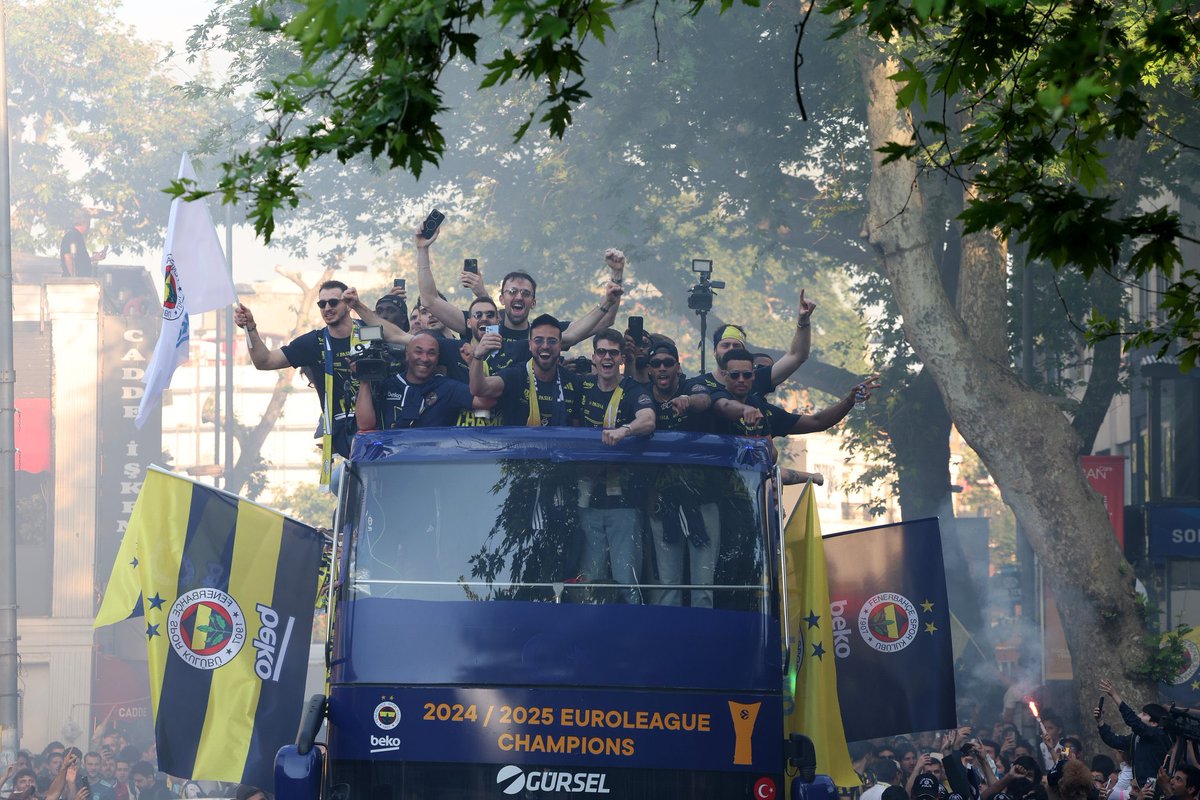 💙 Fenerbahçe Beko’nun Euroleague kutlamasındaki bazı detaylar:

- AKP’nin kalesi Yenikapı’da yapılmadı.
- Cumhuriyet’in kalesi Bağdat Caddesi’nde yapıldı.
- Gerçekten 700bin kişi geldi.
- Dünyanın en iğrenç şarkısı Pode Sentar asla çalmadı.
- Blok3 ve ebo denen herif gibi tipler