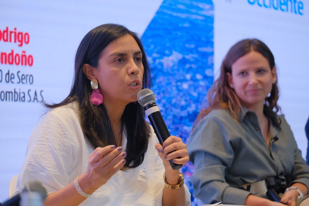 ANIFCO's tweet photo. 💬 "Tenemos un consultorio empresarial y la idea es dar respuesta o analizar los problemas de la micro, pequeña y mediana empresa en términos generales que pueden pasar por costos, distribución, comercio internacional y en ese sentido hemos aportado soluciones reales a 240 empresas en dos años." – Lya Paola Sierra, @lya_sierra,  Directora del Departamento de Economía y Finanzas de la @javerianacali, nos brinda su visión sobre los desafíos económicos de la región y cómo abordarlos desde el ámbito académico. 🔗 Conéctese aquí 👉 https://t.co/1giWkmS7Ms