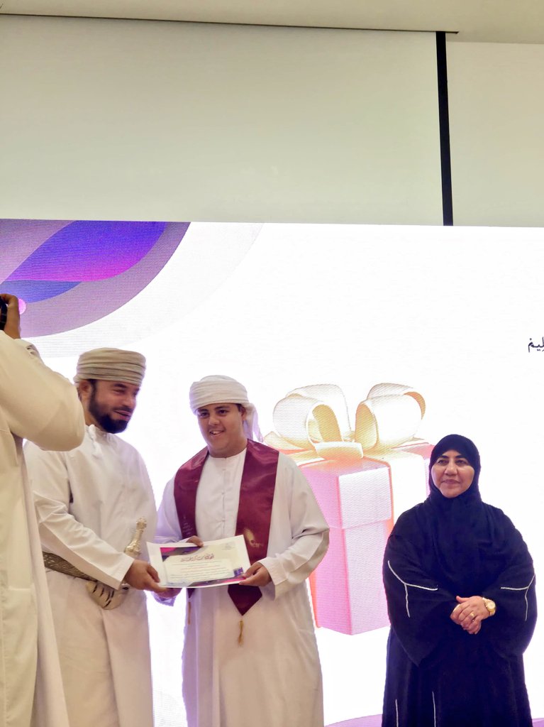 طلبة مدرسة النصر المكرمين   في الحفل الذي نظمته المديرية العامة للتربية والتعليم بمسندم لتكريم الطلبة المجيدين بمدارس محافظة مسندم للعام الدراسي 2024 / 2025م .