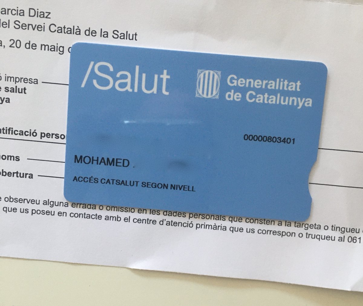 Us recordeu que fa unes setmanes us vaig dir que havia descobert que tenia empadronat de manera fraudulenta a casa meva 11 persones?
Doncs avui he rebut això a la meva bústia (la meva adreça).
Què faig?
De moment a la col·lecció ja tinc una targeta censal i una altra de sanitat.