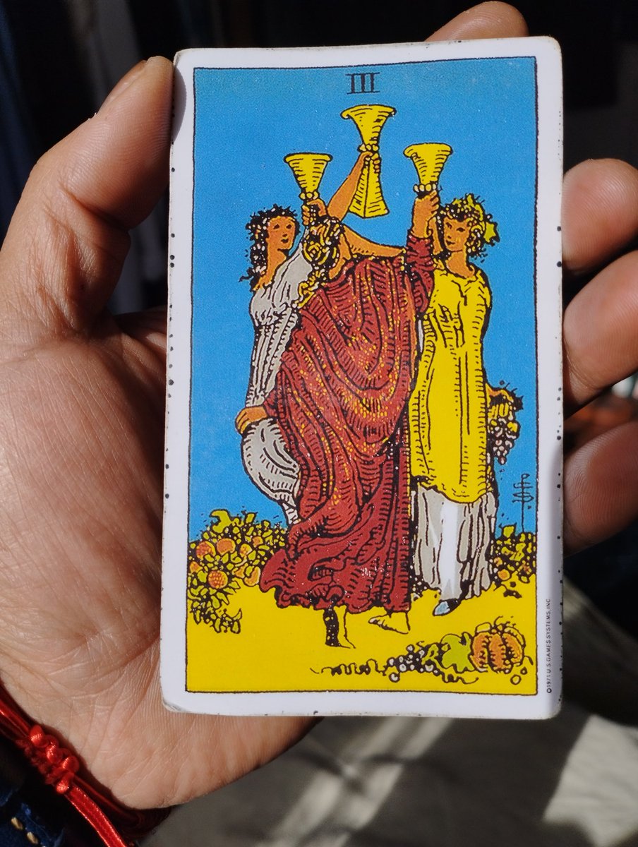 pittchero's tweet photo. #CartaDelDía Hoy 27M El Arcano menor del 3 de copas nos dice que hoy afiancemos esos lazos de amistad, invitandonos a celebrar con una visión optimista del futuro cercano. #Tarot 🔮#Evolutivo ♾️ #Predictivo 🪬 https://t.co/fVvVIGUJZN