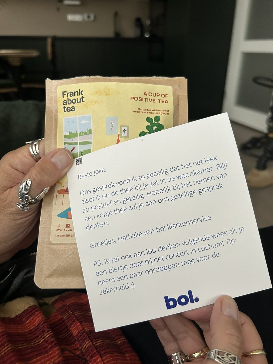 Nou ja zeg, een pakketje van <a href="/bol_com/">bol</a> in de bus. Niets besteld.
Blijkt het een heel lief briefje van Nathalie van de klantenservice te zijn. Ongelofelijk sympathiek!
#bol #superservice #blijvan