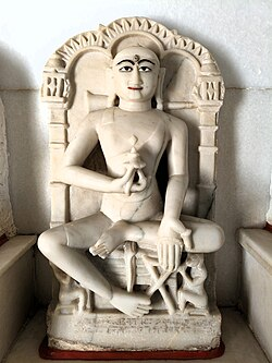 JinDharmaChakra's tweet photo. पाटन (गुजरात) में श्री पंचासरा पार्श्वनाथ  भगवान देरासर में बिराजमान चावड़ा वंश के स्थापक वनराज चावड़ा की १४वी शताब्दी की मूर्ति और उनके गुरु जैन आचार्य श्री शीलगुणसूरिजी की गुरु प्रतिमा l https://t.co/fqNoKEF7Qm