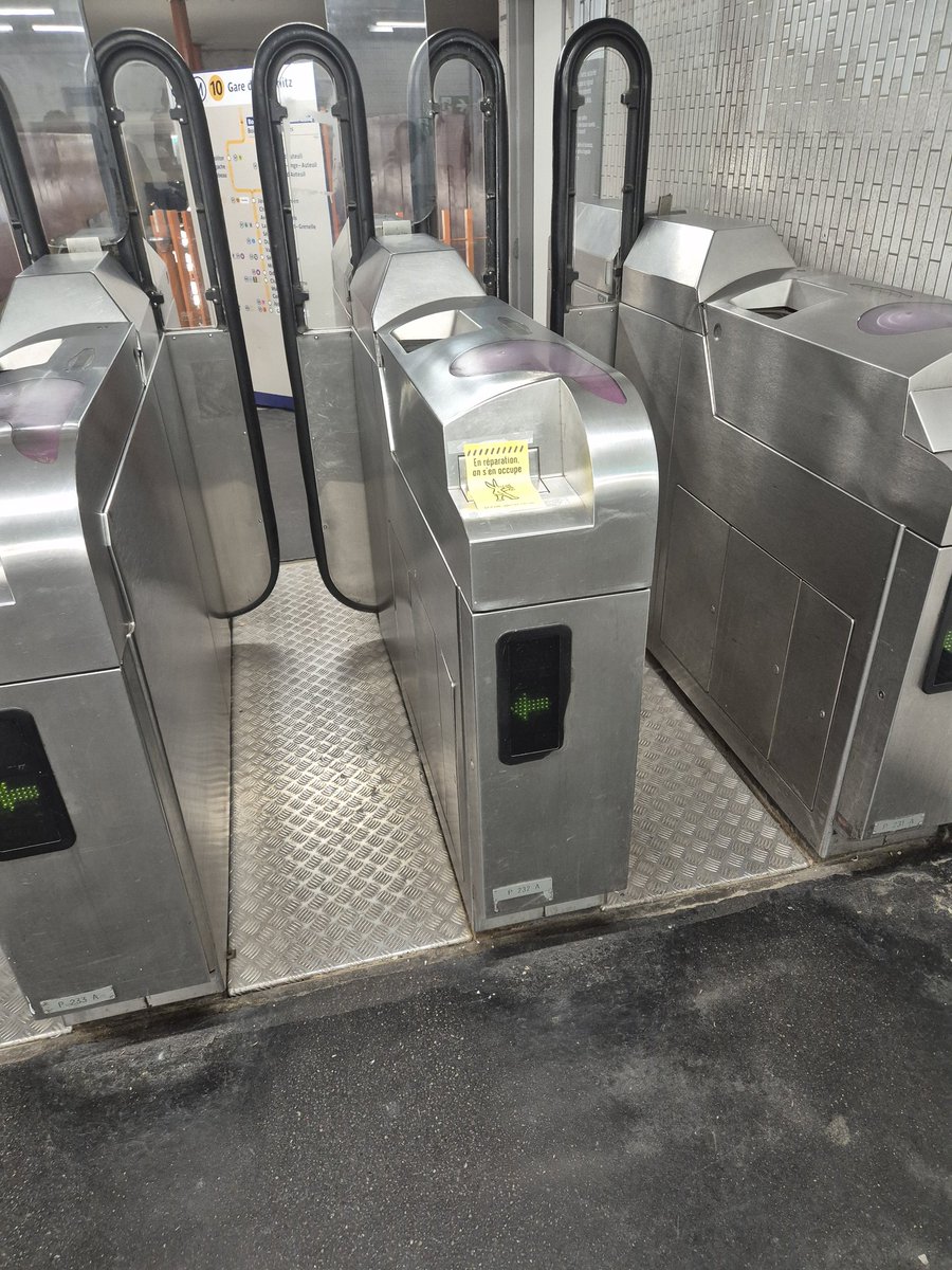 DeratEtienne's tweet photo. À nouveau en panne ! Entretenir ça ne veut pas dire seulement réparer ! À un moment, il faut renouveler... @ClientsRATP @Ligne10_RATP https://t.co/79kq76nxWG