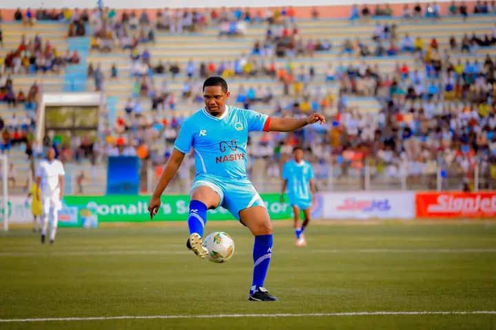 AllezLesLions's tweet image. 🔵 Quelques images de Samuel Eto'o lors du match de gala au stade de Mogadiscio, en marge de la salutation des progrès faits par la Somalie en matière de développement du sport. 🇨🇲