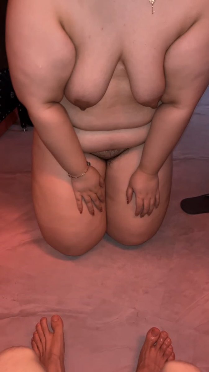 脚指上全是这只肥母猪口水，每根脚趾都舔的很干净。