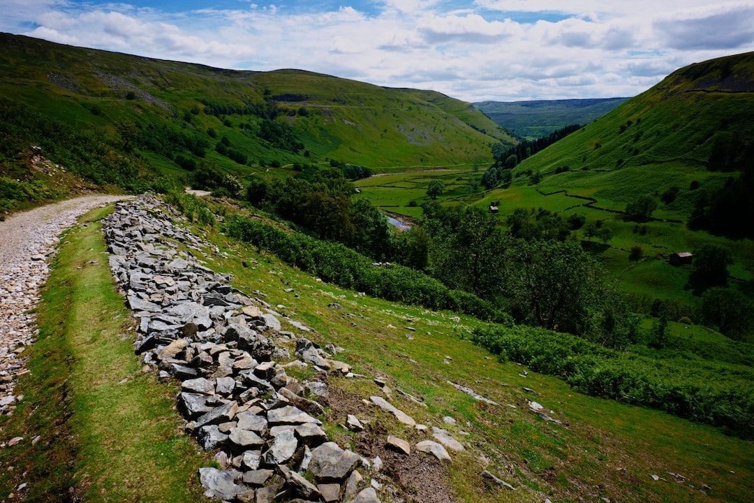 🌄 Explore the charming landscapes of Yorkshire, where rolling hills meet historic architecture! 🏞️  @MirataSocial #YorkshireAdventures #ScenicViews