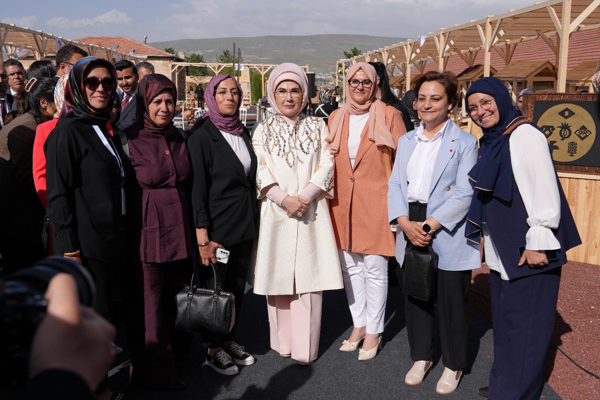 Emine Erdoğan, Üniversitemiz Ev Sahipliğinde Gerçekleşen “Anadoludakiler Kapadokya Pazarı” Açılışına Katıldı
21-27 Mayıs Türk Mutfağı Haftası kapsamında, Cumhurbaşkanımız Sayın Recep Tayyip Erdoğan’ın eşi Emine Erdoğan Hanımefendi’nin katılımıyla “Anadoludakiler Kapadokya Pazarı”