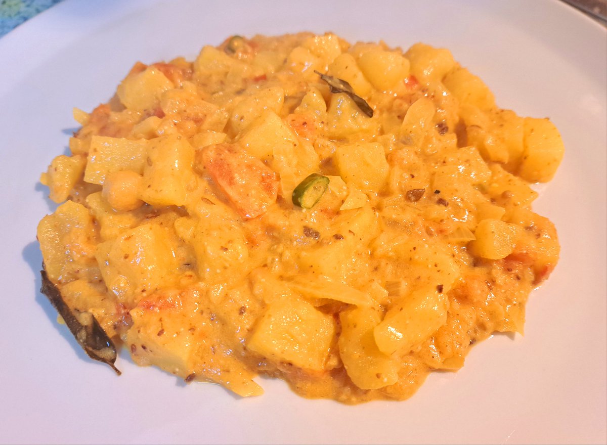 Heute vegane Küche aus dem südindischen Bundesstaat Tamil Nadu. 

Kartoffelcurry mit Kokosnuss.
(Uralaikizhan Sagu)

Schön abgestimmt und durch die Kokosmilch herrlich geschmeidig. 🥰
#vegan