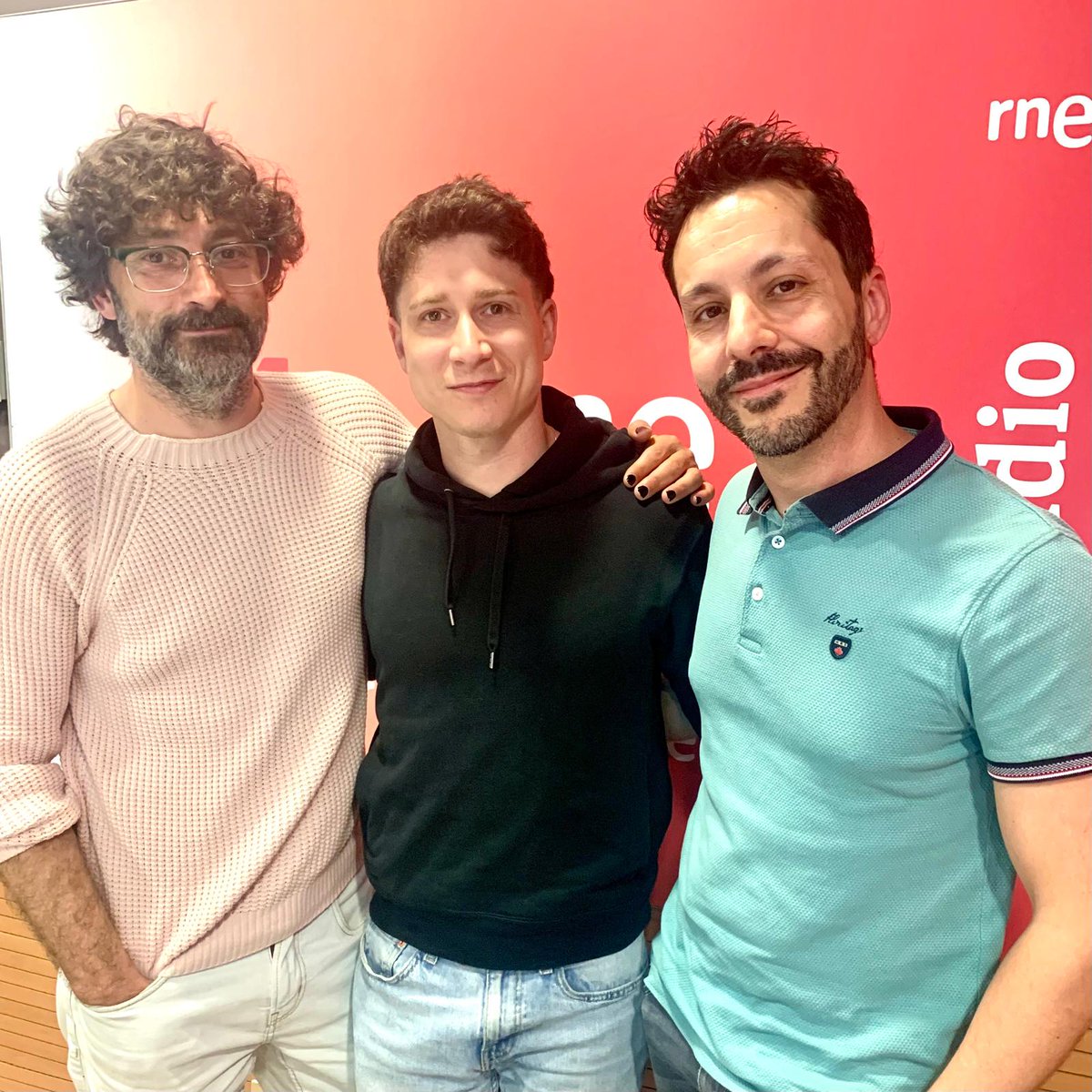 MetropoliRadio4's tweet photo. 🎭 #BenPlantats la comèdia sobre relacions tòxiques que dona visibilitat a la violència intragènere en parelles #LGTBIQ+ fins l'1 de juny a la @salaversus_gl ❗️

🗣️ @Oscar_Jarque Roger Vilà i @JoaqinArias
 
🔊 Recupera l'#𝔼ℕ𝕋ℝ𝔼𝕍𝕀𝕊𝕋𝔸
🔗 (min.34')👉https://t.co/ECi4ggJqQE https://t.co/vmaJ2rfyPQ