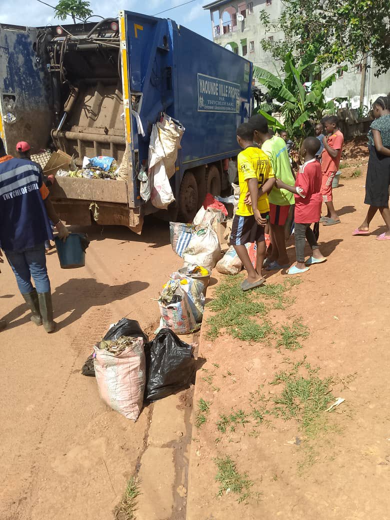 thychlof's tweet photo. Emballons nos ordures ménagères.
Ne laissons pas nos déchets polluer notre environnement.
✊🏾 https://t.co/GBVvRNgVIU