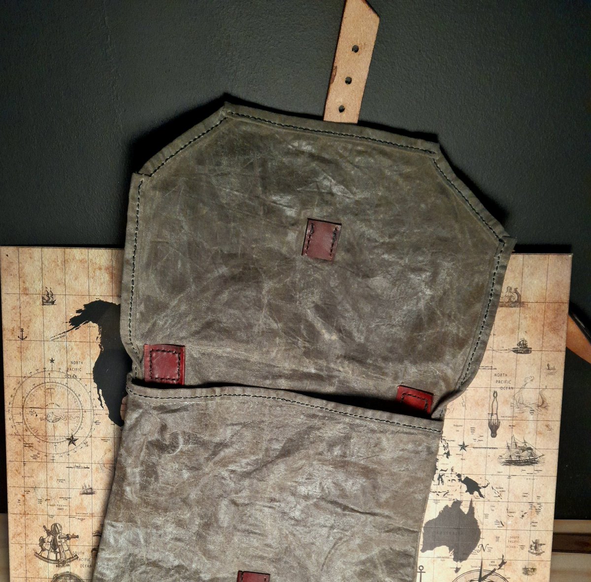 Patate_fixe's tweet photo. Nouvel article dispo en boutique !

Je tente de combiner le tissu et le cuir avec cette petite sacoche en toile de coton. Le tissu est enduit de cire d'abeilles et d'huile de lin.
La sacoche fait 30x25cm, la sangle en cuir est réglable entre 127 et 150cm.

https://t.co/6IRPKUY316 https://t.co/5yhye7DJqz