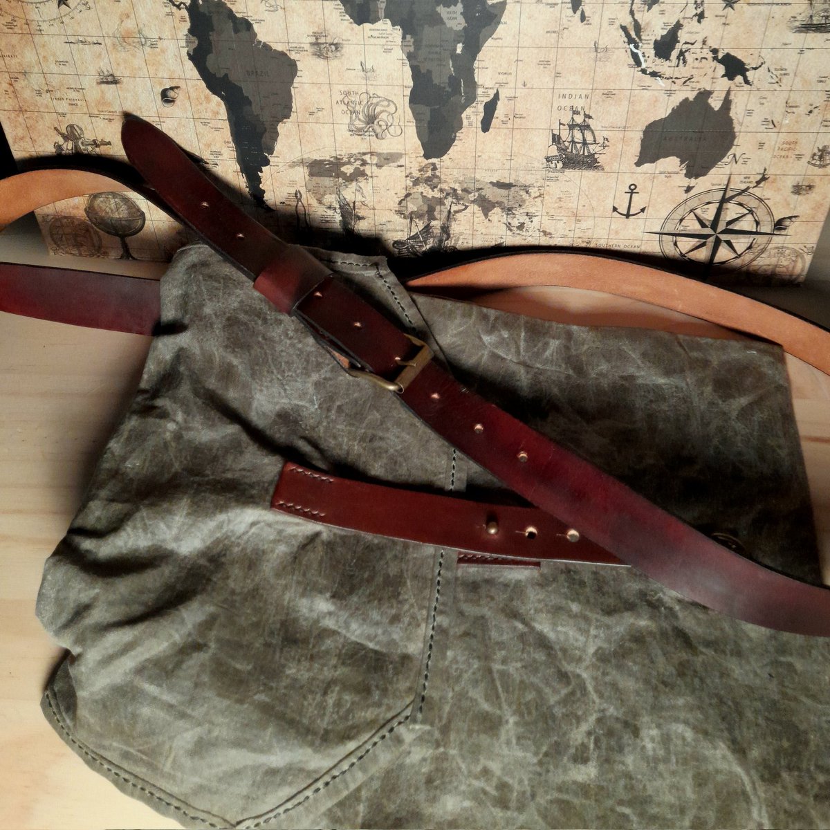 Nouvel article dispo en boutique !

Je tente de combiner le tissu et le cuir avec cette petite sacoche en toile de coton. Le tissu est enduit de cire d'abeilles et d'huile de lin.
La sacoche fait 30x25cm, la sangle en cuir est réglable entre 127 et 150cm.

atelierdepnoey.fr/produit/sacoch…