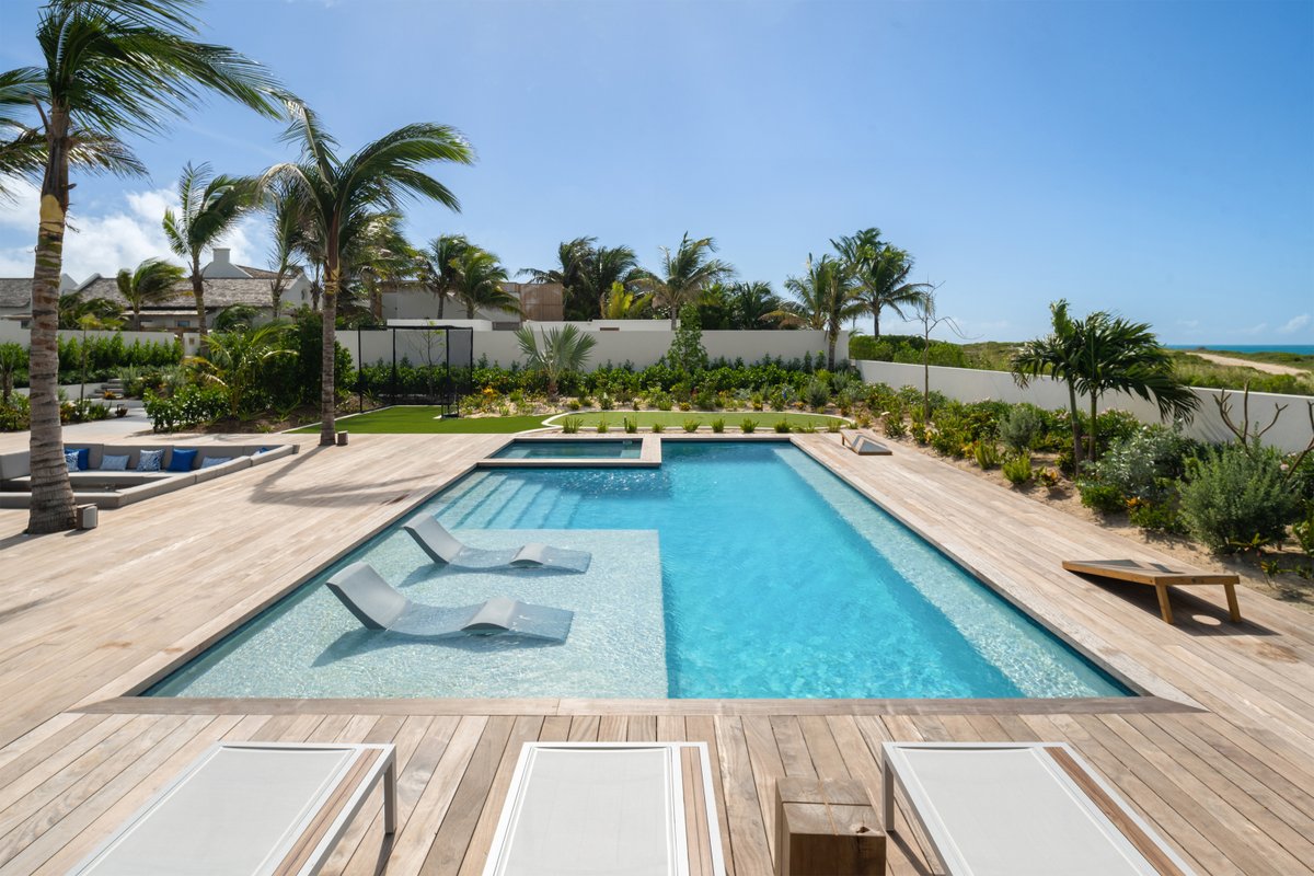 Romantic escape or group getaway—Dream Away Villa has room for it all. With 2 oceanfront bedrooms, 2 cottages, a private pool, open-air lounging spaces, private chef and butler, this is where island dreams come to life. 🏝️
Your dream stay begins here: bit.ly/4d03Ao7