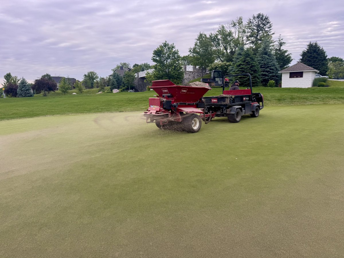BentgrassWizard's tweet image. We have adopted a lot of modern practices into our turf management program here @Chatham_Hills, but limiting our topdressing for the sake of playability is not one of them. 80 lbs/M isn’t going to rock the boat, but not doing it has proven to be detrimental to our surfaces as we…
