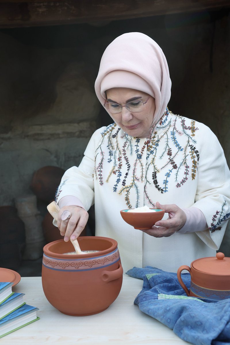 EmineErdogan's tweet photo. Türk Mutfağı Haftası Etkinlikleri kapsamında bulunduğumuz Kapadokya’da bir mutlu haberi daha paylaşmanın sevincini yaşıyoruz. 

Kültür ve Turizm Bakanlığımız himayelerinde hazırlanan “Yoğurt Uygarlığı” kitabının hayırlara vesile olmasını diliyorum. 

Yoğurdun kültürel mirasımızdaki yerini belgelerle ortaya koyan bu kapsamlı çalışmanın, gastrodiplomasi vizyonumuza önemli katkılar sağlayacağına inanıyorum.

Bu önemli eserle birlikte toprağımızın mayası, kültürümüzün taşıyıcısı olan yoğurdu korumak için gayret eden herkesi gönülden tebrik ediyorum. 

Geçmişten bugüne taşıdığı kadim değeri temsilen mayaladığımız yoğurdun da bereketle taşmasını ve sofralara şifa olarak ulaşmasını diliyorum.

Katılımlarıyla bu anlamlı akşamı taçlandıran tüm kıymetli konuklara teşekkür ediyorum. @TCKulturTurizm