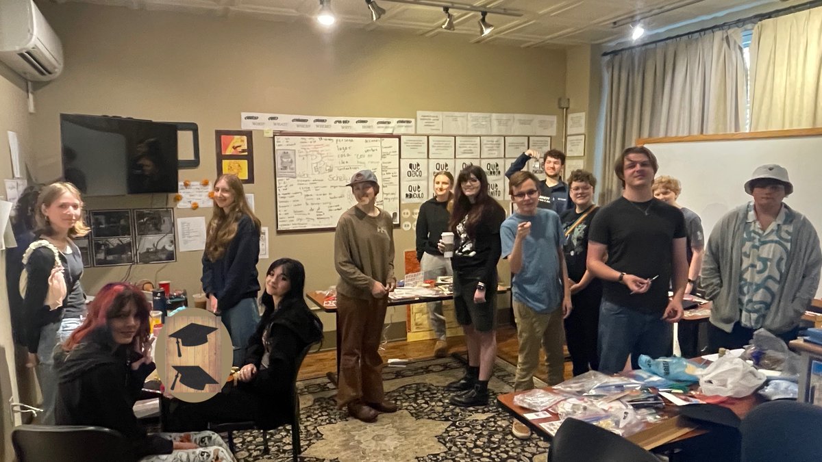 Without giving any sneak peaks away... we'd like to thank our hardworking graduation cap decorators who came out to show our seniors some love on this rainy morning instead of sleeping in.
🥰👩‍🎓🧑‍🎓❣️