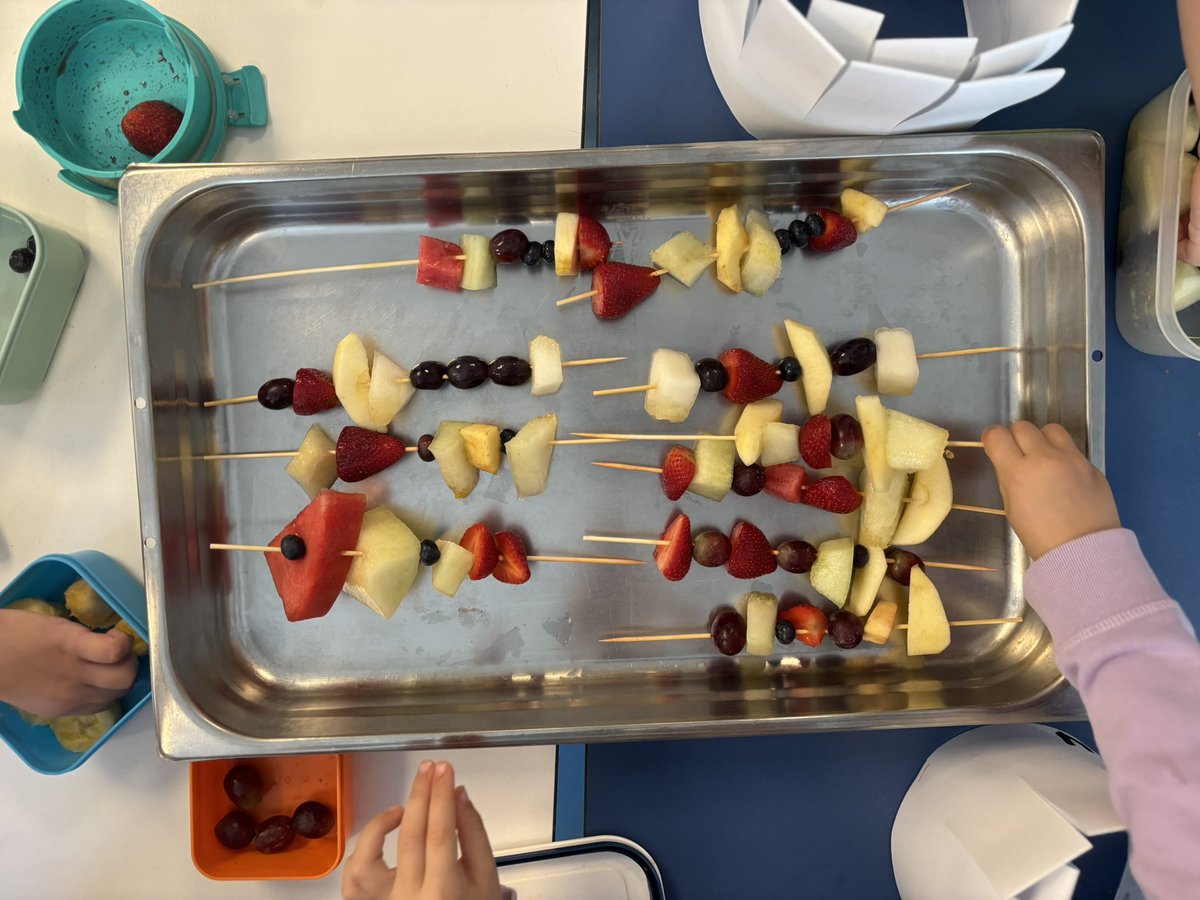 Al MOPI de #jecasp cada curs tria una unitat didàctica lliure per treballar les últimes setmanes. 
En el cas d’I4 van escollir parlar sobre cuina👩🏼‍🍳
Avui s’han vestit de xefs i han elaborat uns saludables pintxos de fruita que han pres per esmorzar🍡
Ho estan gaudint un munt!!