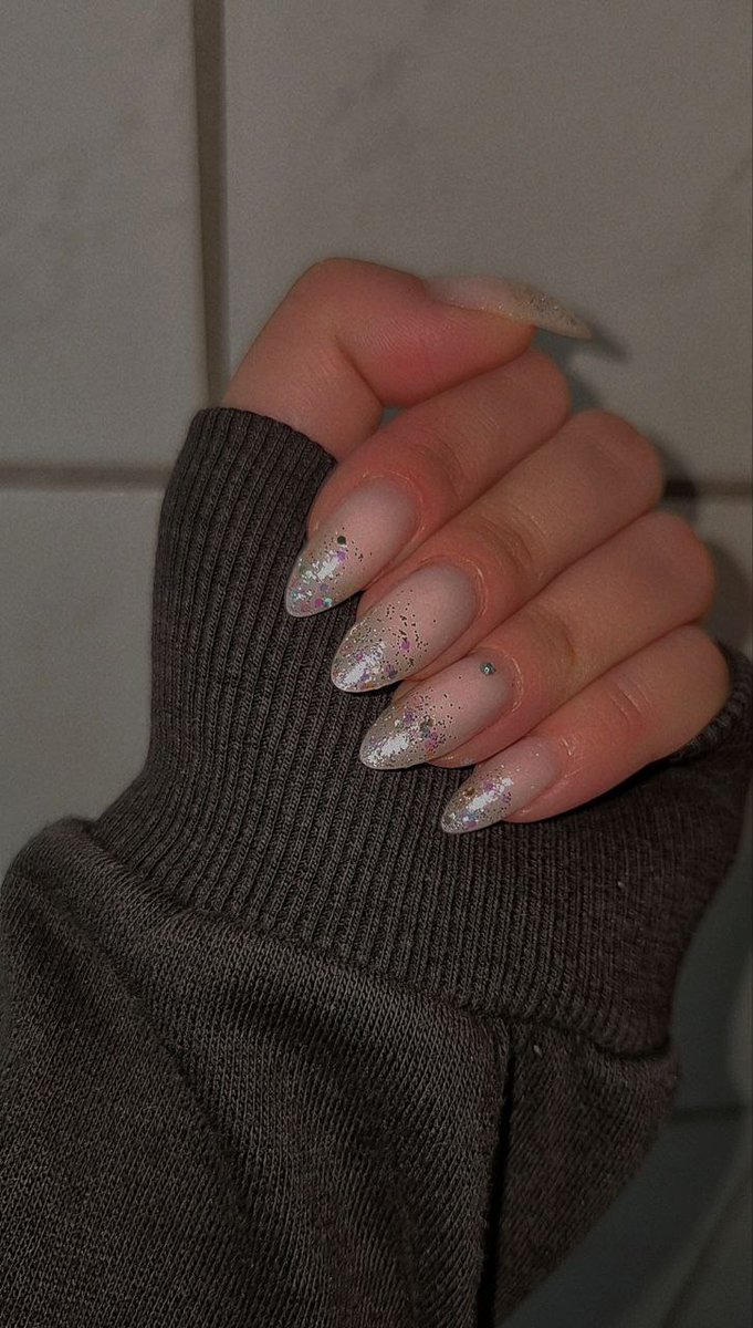 Goddess hat neue Nägel💅 und du wirst dafür aufkommen😈 Lass dich gnadenlos leer melken und in den Abgrund ziehen🤭 

#Findom #femdom #bdsmِ #nails #paypig #geldsklave #blackmail #geldherrin