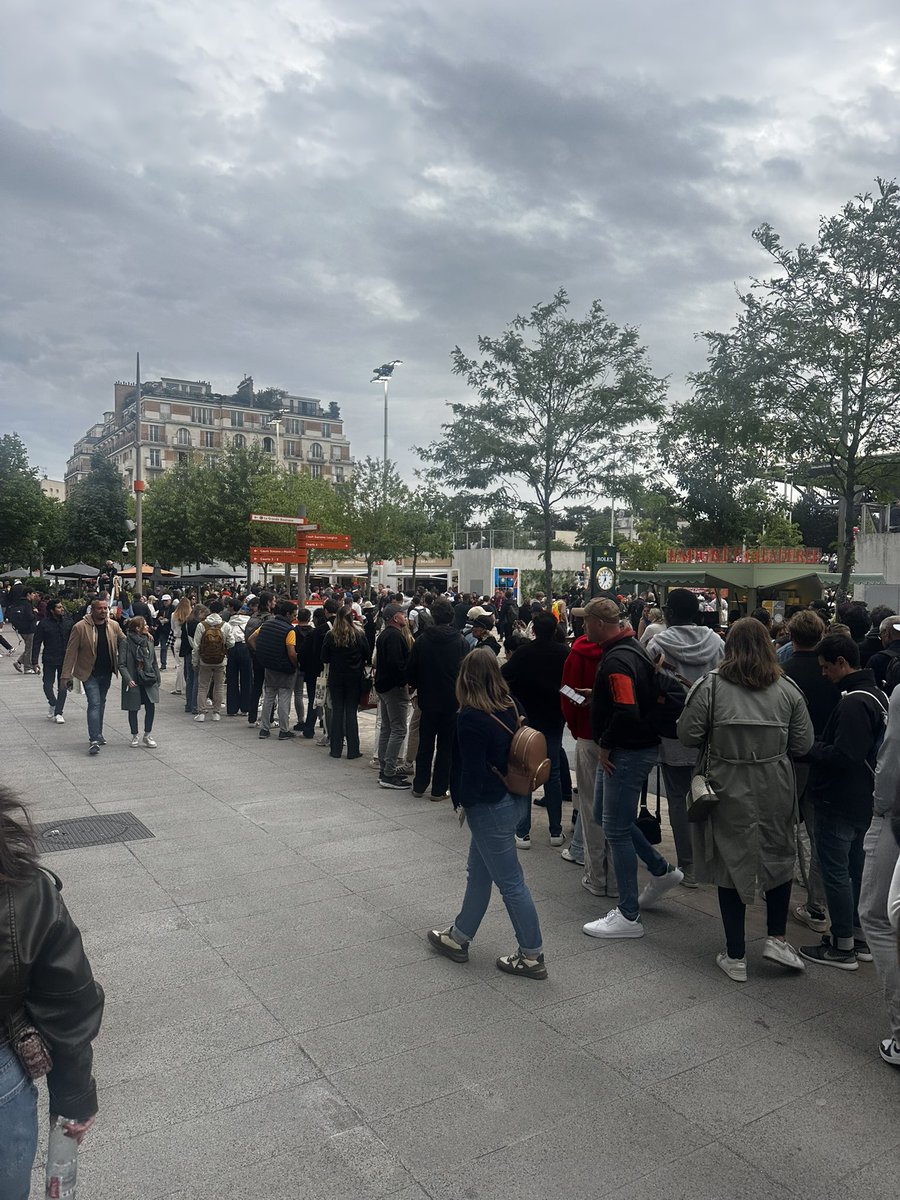 josemorgado's tweet photo. There are MUCH more people queueing on court 7 (Rublev finishing, Fonseca-Hurkacz next) than the ones who are totally filling the stands already. 

Non sense to schedule this match here https://t.co/GA4lUPRfX3