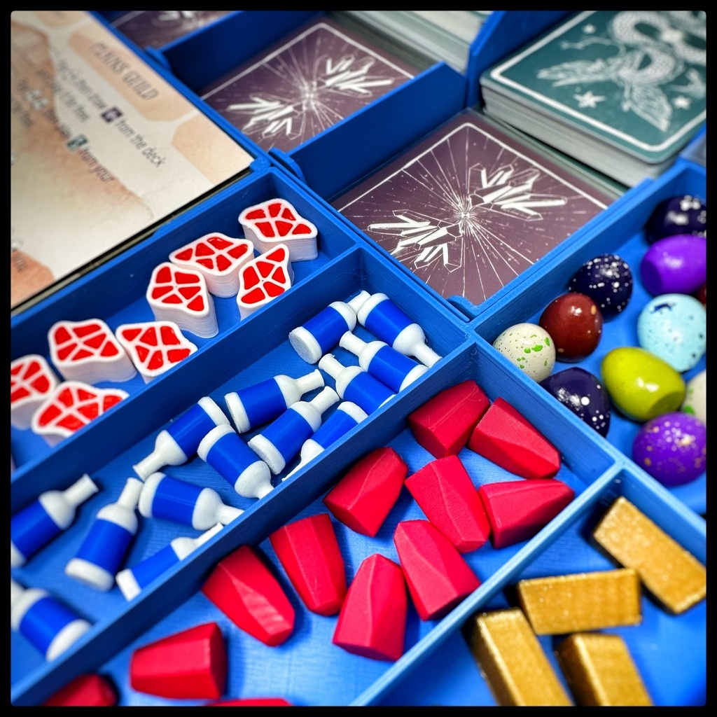 Feldherr's tweet image. Is it a bird? 🐦‍⬛ Is it a plane? 🛩️ Is it a dragon? 🐉⁠
No, it's the Feldherr Organizer for #Wyrmspan 😎⁠
Also available the 3D Token Upgrade Set!⁠
Simplify your life and get your accessories now 👉🏼 feldherr.net/for/wingspan

#wyrmspan #wingspan #schwingenschlag