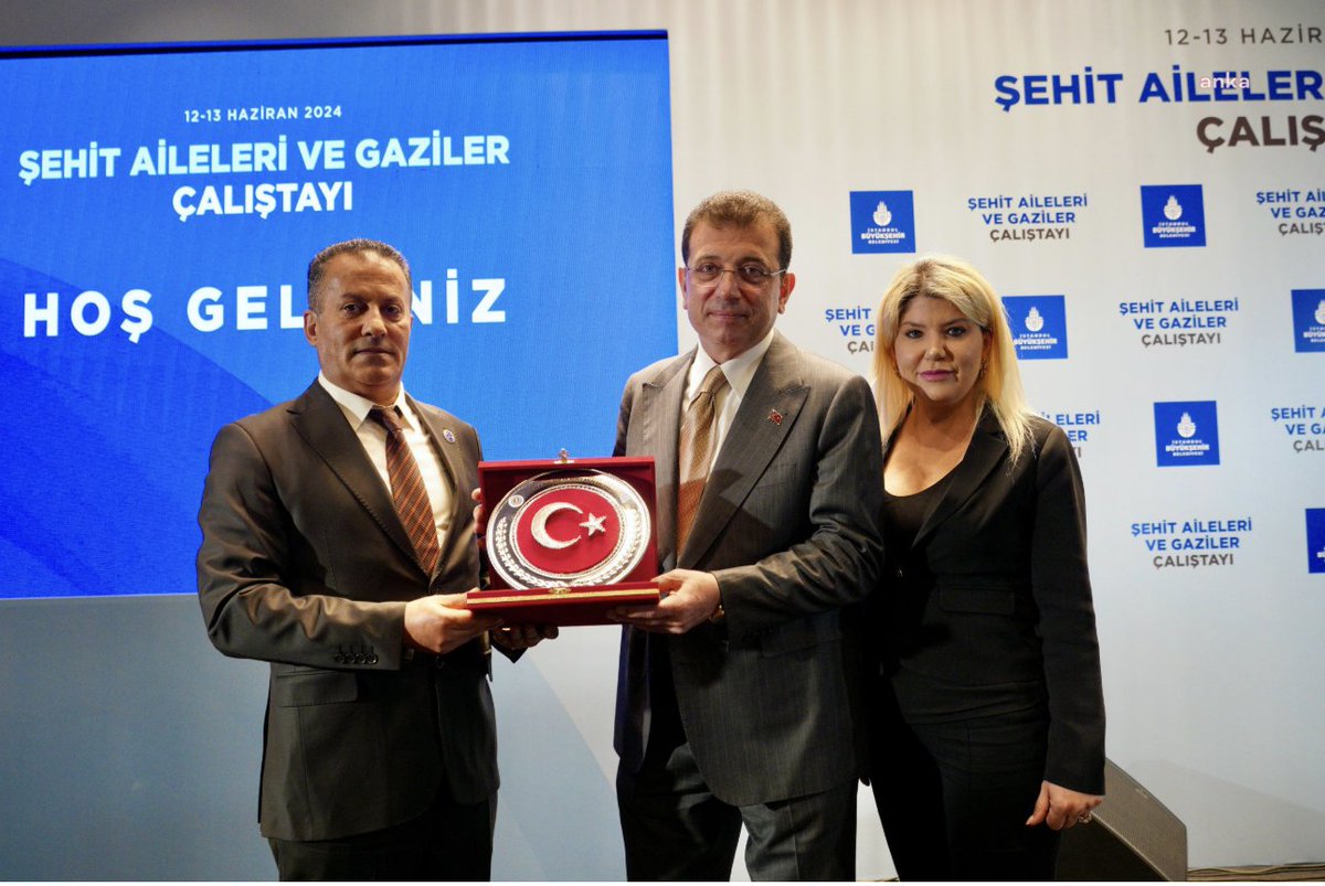 5-) Bu da üzerinden milyonlarca liralık yolsuzluk yapılan şehit ailelerine bu vurgundan bir sene sonra İmamoğlu'nun verdiği plaket. 14 milyon liradan Şehit ailelerine işte bu plaket düşmüş.