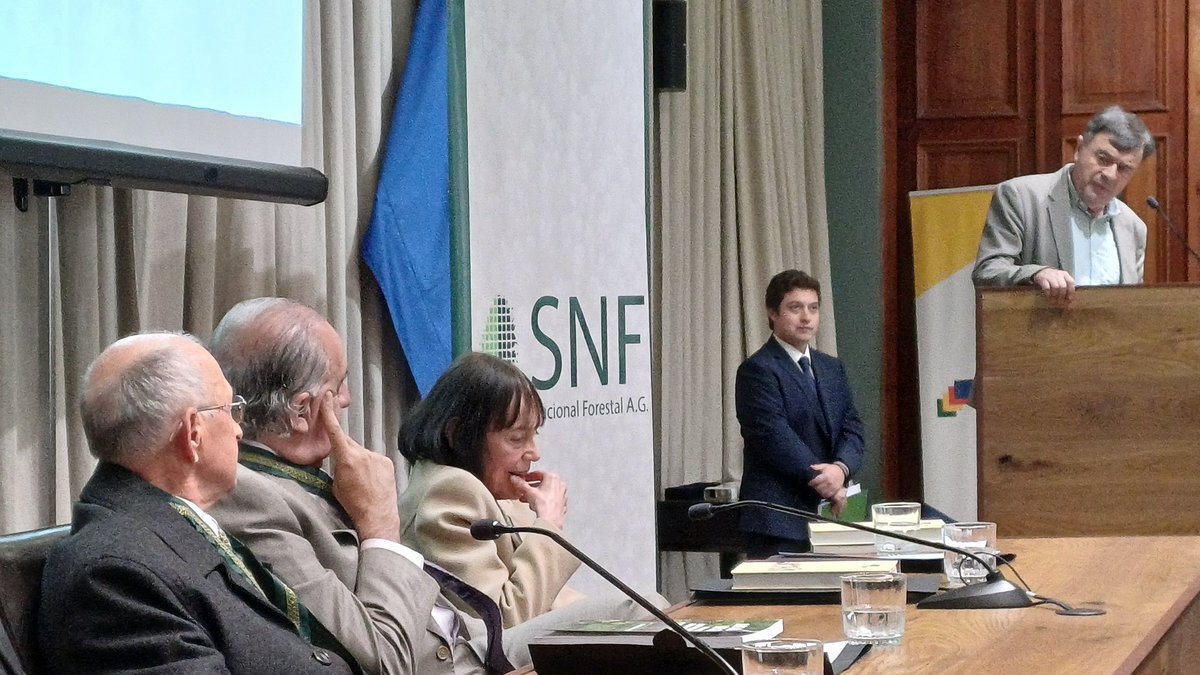 📍#SANTIAGO | Tres personalidades del área forestal de nuestro país fueron distinguidos por la Sociedad Nacional Forestal #SNF, con el Premio Federico Albert: Carmen Luz de la Maza, Juan Enrique Schlatter y José Manuel Contreras. 

La ceremonia, organizada por la Facultad de