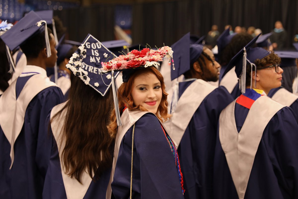 JCPSKY's tweet image. 🚀 Congratulations to the @mooremustangs Class of 2025! Go change the world! #WeAreJCPS #JCPSgrad25