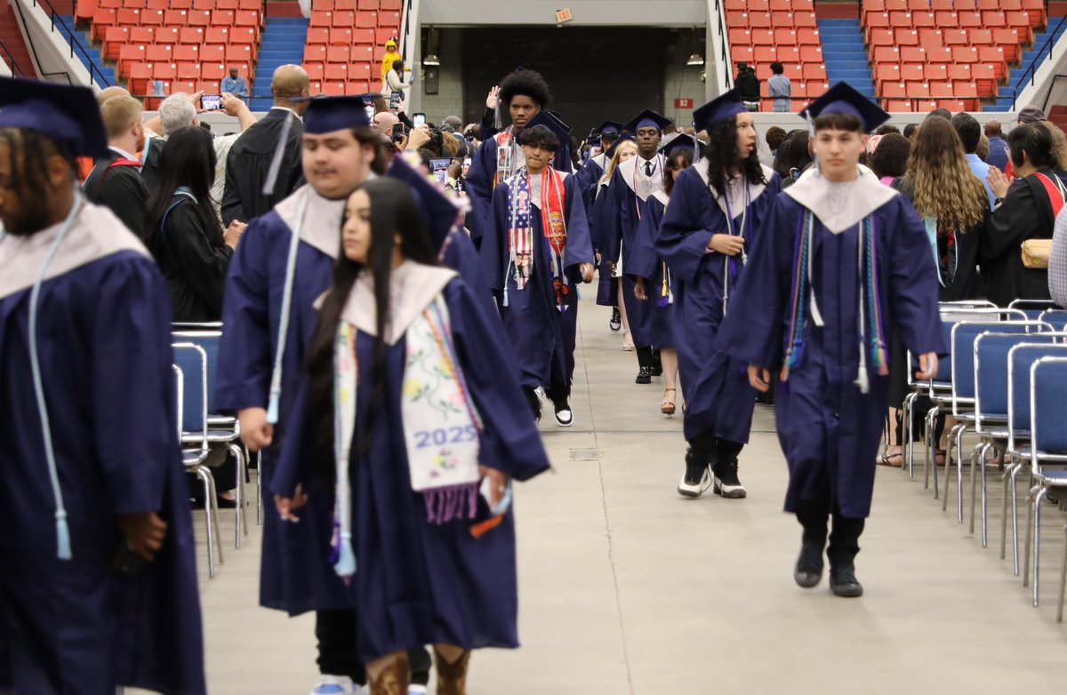 JCPSKY's tweet image. 🚀 Congratulations to the @mooremustangs Class of 2025! Go change the world! #WeAreJCPS #JCPSgrad25