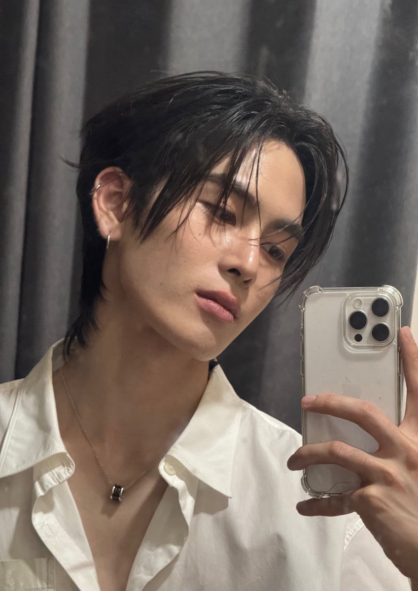 วันนี้เป็นไงบ้างครับ ขอบคุณทุกคนมากๆนะครับที่อยู่ด้วยกันตั้งแต่เช้ายันมืดเลย หวังว่าวันนี้ทุกคนจะมีความสุขและสนุกไปกับพวกเรานะ ยังไงฝากแฟนคอนของพวกเราด้วยนะครับ กดบัตรวันเสาร์นี้แล้ว แล้วมาหยุดเวลาไปกับเพิร์ธแซนต้ากันนะครับ คืนนี้ฝันดีนะครับทุกคน รักนะครับ🖤🤍🥰

PERTHSANTA