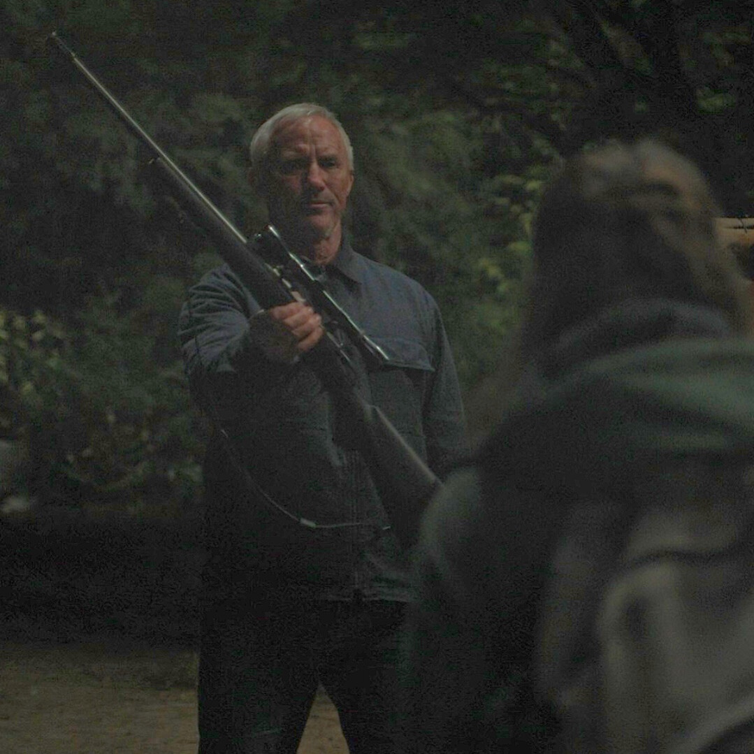 PortalTLOU's tweet photo. Um detalhe curioso: o rifle que Ellie recebe de Seth no episódio 3  e que aparece em destaque nos pôsteres oficiais da temporada, nunca é usado por ela em cena em nenhum dos episódios. #TheLastofUs https://t.co/oNNZLPxaq8