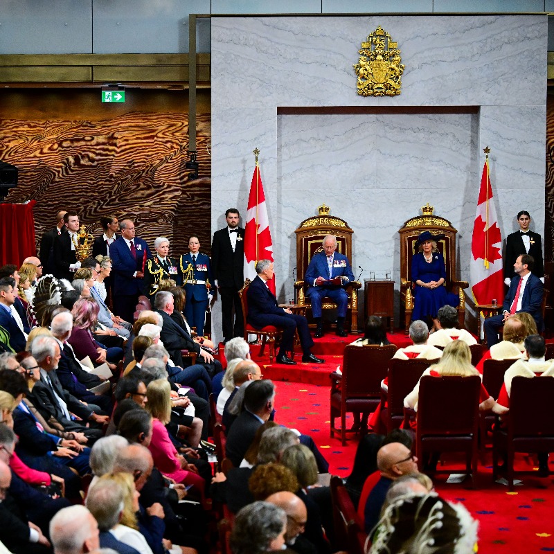 RoyalFamily's tweet photo. The King, as Head of State, has officially opened Canada’s 45th Parliament. 🇨🇦
Le Roi, en tant que chef de l'État, a officiellement ouvert la 45e législature du Canada.
Click below to read the Speech from the Throne.